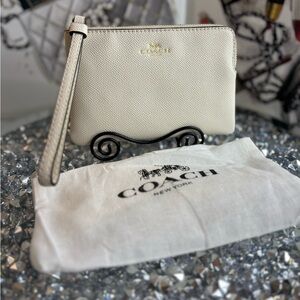 Coach Chalk Pebbled Leather Wristlet EUC